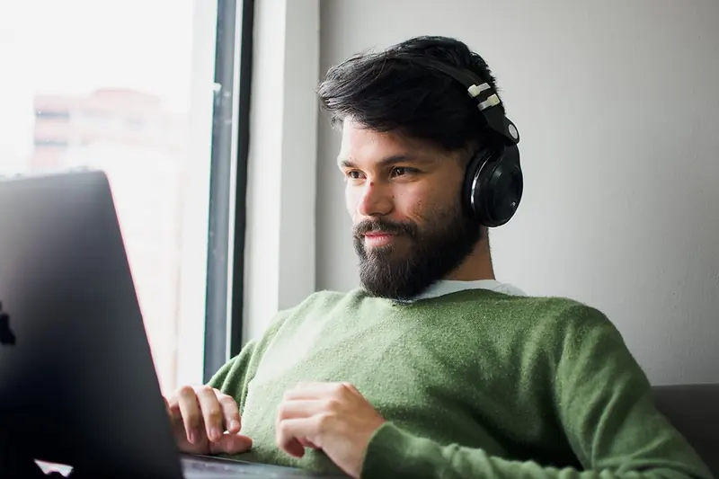 Kundenberaterin mit Headset nimmt einen Anruf entgegen
