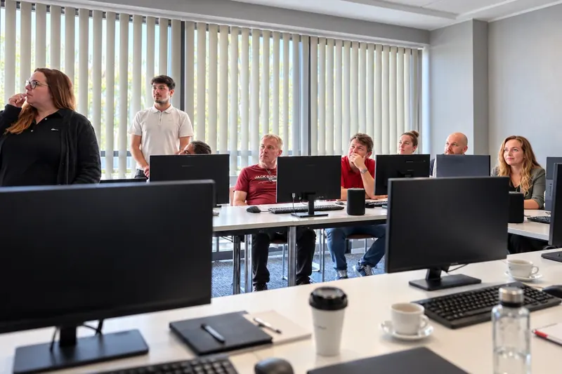 Team der aLIVE Support S.R.L. an Arbeitsplätzen in Arad